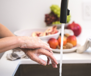 Enlever les odeurs tenaces sur les mains