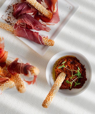 TARTINABLE POIVRON & MASCARPONE SERVI AVEC GRESSINS AU JAMBON BASQUE