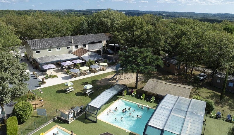 Piscine et environnement verdoyant du camping Les Hirondelles dans le Lot