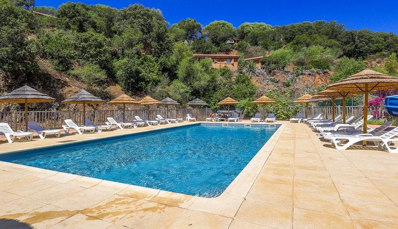 Piscine entourée de maquis au camping Torraccia en Corse